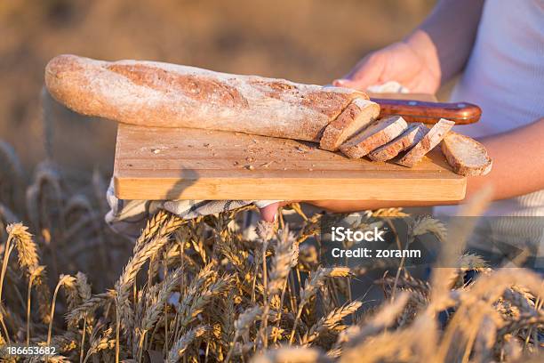 Foto de Baguete e mais fotos de stock de Adulto - Adulto, Alimentação Saudável, Alimento básico