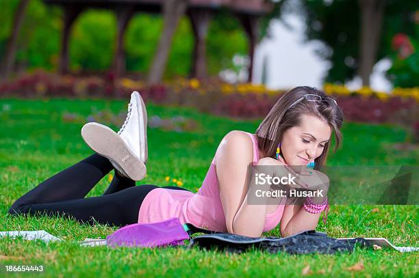 Jovem Estudante Secundário Ou Menina De Colégio - Fotografias de stock e mais imagens de 16-17 Anos - 16-17 Anos, Adolescente, Adolescência