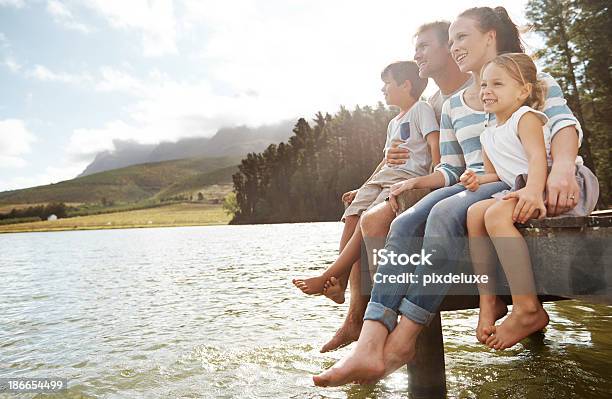 Ciesząc Się Na Zewnątrz Razem - zdjęcia stockowe i więcej obrazów Rodzina - Rodzina, Lato, Wakacje