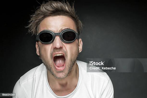 Screaming 男性 - 1人のストックフォトや画像を多数ご用意 - 1人, Tシャツ, カジュアルウェア