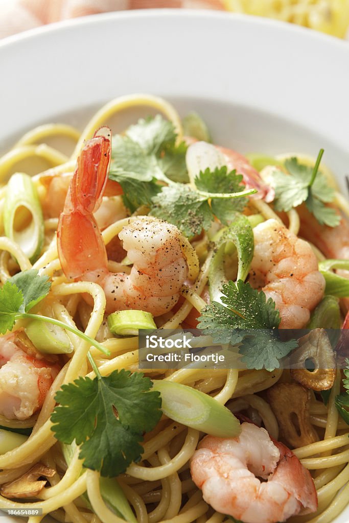 Italiano immagini: Spaghetti con gamberi, cipolle d'inverno e Corria - Foto stock royalty-free di Gamberetto - Frutti di mare