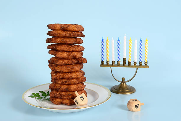 hanukkah latkes - latke imagens e fotografias de stock