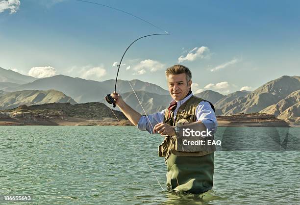 Рыбак — стоковые фотографии и другие картинки Зрелый мужчина - Зрелый мужчина, Ловить рыбу, 30-39 лет