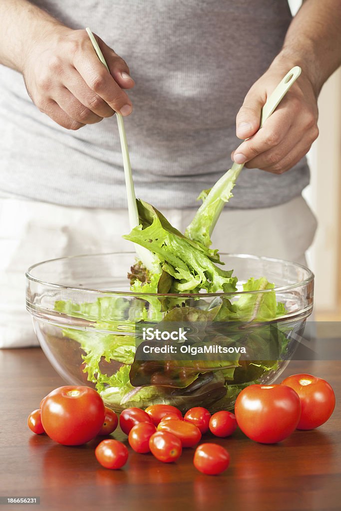 Hombre preparar una ensalada - Foto de stock de Adulto libre de derechos