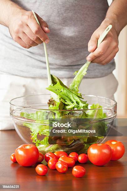 Мужчина Готовит Салат — стоковые фотографии и другие картинки Вегетарианское питание - Вегетарианское питание, Вертикальный, Взрослый