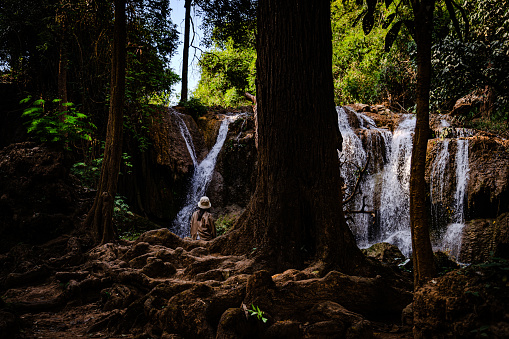 Viaje de vacaciones a las cascadas en Tailandia photo