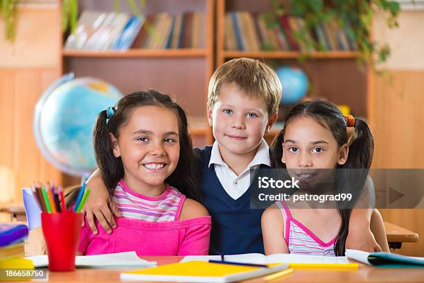 Retrato De Smart Alunos Dos Estabelecimentos De Ensino Na Sala De Aula - Fotografias de stock e mais imagens de Aluna