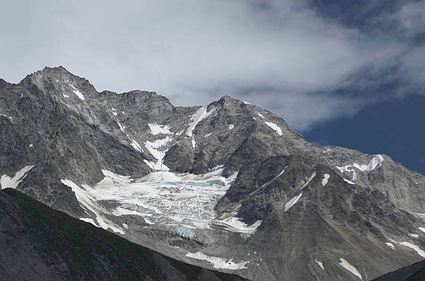 istock Mountain Tops And Snow, Glacier Bay National Park 186659228