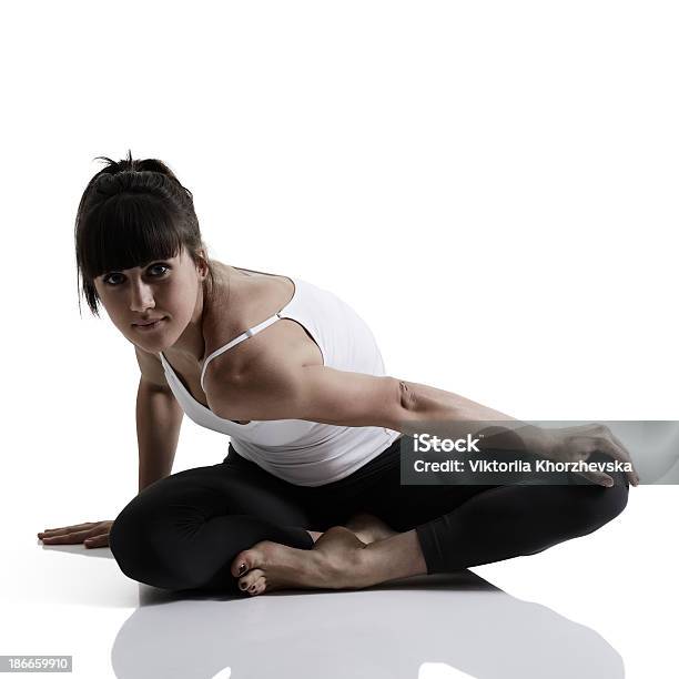 Retrato De Joven Deportiva Haciendo Ejercicios De Yoga Estiramientos Foto de stock y más banco de imágenes de Adulto