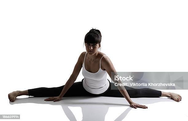 Se Divide Retrato De Joven Deportiva Haciendo Ejercicios De Yoga Estiramientos Foto de stock y más banco de imágenes de Abrise de piernas