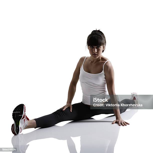 Foto de Splits Retrato De Uma Garota De Esporte Fazendo Yoga Exercícios De Alongamento e mais fotos de stock de Adulto