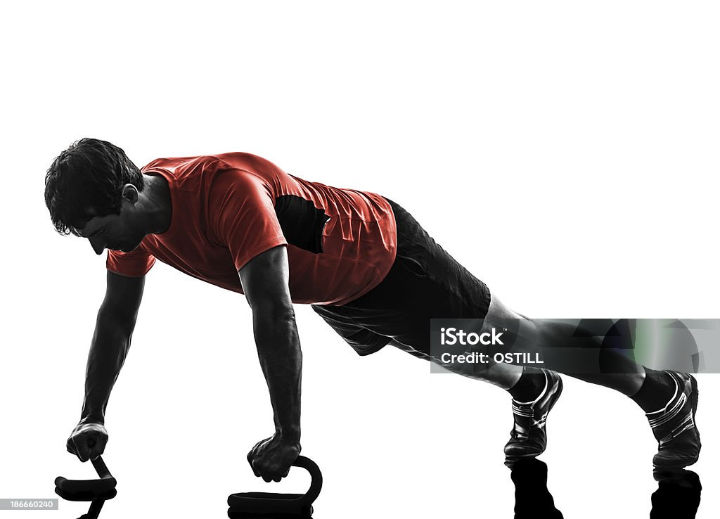 Człowiek ćwiczyć fitness ćwiczenia pompek sylwetka - Zbiór zdjęć royalty-free (Mężczyźni)