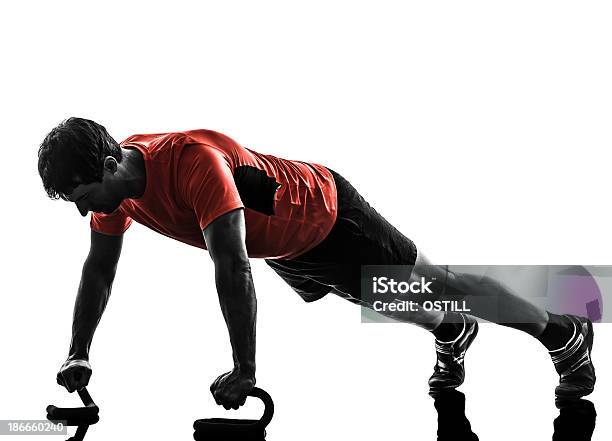 Człowiek Ćwiczyć Fitness Ćwiczenia Pompek Sylwetka - zdjęcia stockowe i więcej obrazów Mężczyźni - Mężczyźni, Pilates, Aerobik