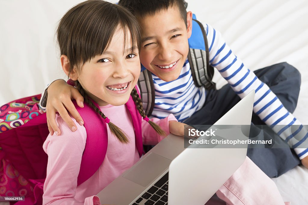 Menino e uma menina fazendo lição de casa, no laptop - Foto de stock de Menina royalty-free