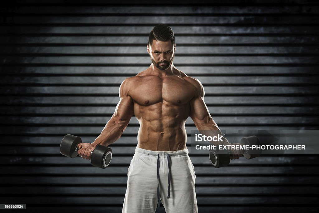 Bodybuilder exercice avec des haltères - Photo de Activité de loisirs libre de droits