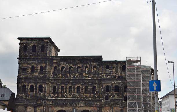 porta nigra - baudenkmal imagens e fotografias de stock