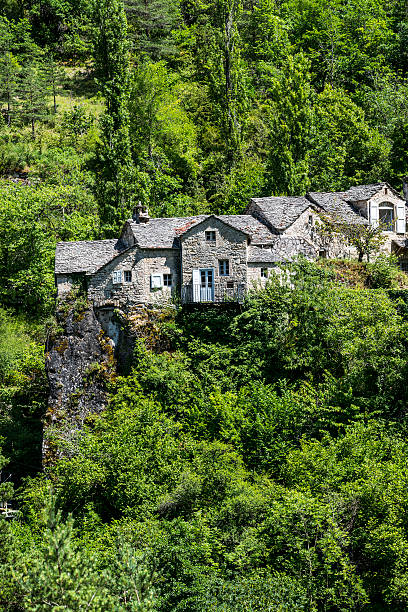 istock Gorges du Tarn, village 186663279
