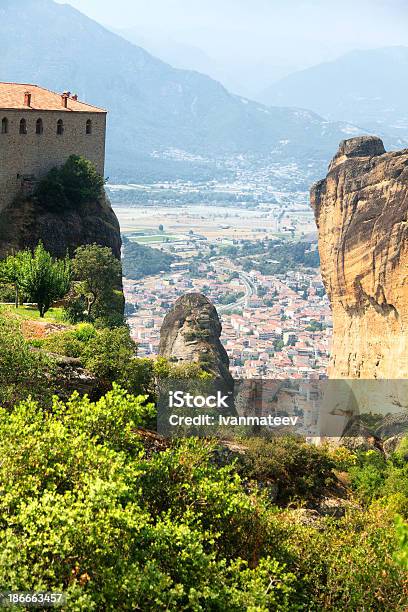 Clifftop Meteoraklöster Stockfoto und mehr Bilder von Bauwerk - Bauwerk, Berg, Fels