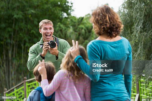 Tomar Fotos De Vacaciones Familiares Foto de stock y más banco de imágenes de Fotografía - Imágenes - Fotografía - Imágenes, Gesto orejas de conejo, Hija