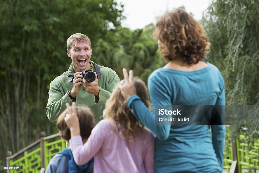 Famiglia prendendo foto vacanza - Foto stock royalty-free di Figlia femmina