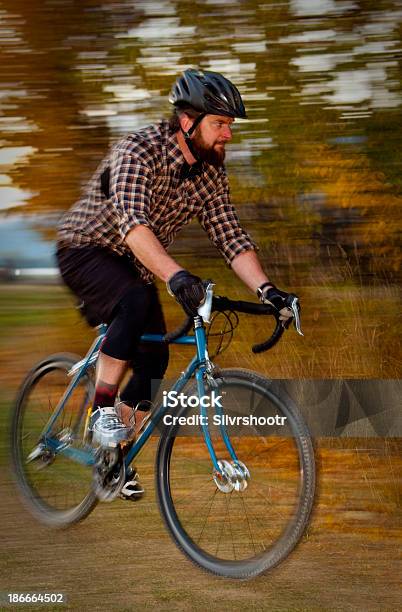 Photo libre de droit de Homme Équitation Son Cyclocross Vélo Sur Une Piste De Course banque d'images et plus d'images libres de droit de Activité