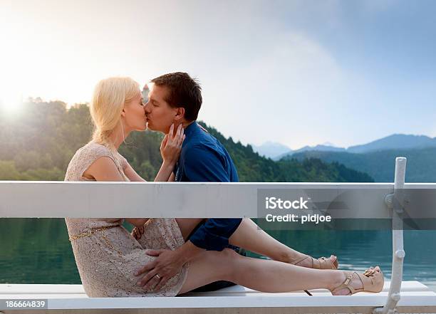 Beijar Casal Jovem Em Frente Ao Mar - Fotografias de stock e mais imagens de Abraçados na cama - Abraçados na cama, Abraçar, Adulto