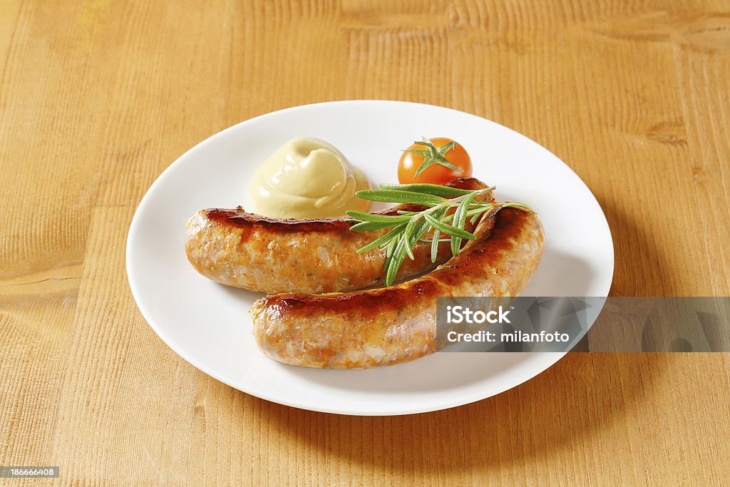 Salsicce e mostarda - Foto stock royalty-free di Alla griglia