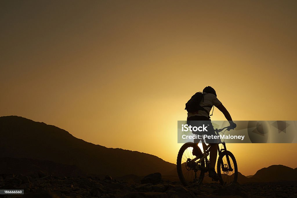 Ciclismo de montaña al atardecer - Foto de stock de Ciclismo de montaña libre de derechos