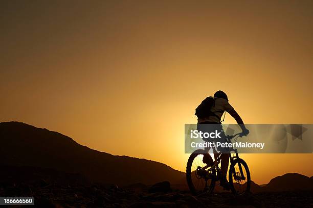 Ciclismo De Montaña Al Atardecer Foto de stock y más banco de imágenes de Ciclismo de montaña - Ciclismo de montaña, Mountain Bike, Andar en bicicleta