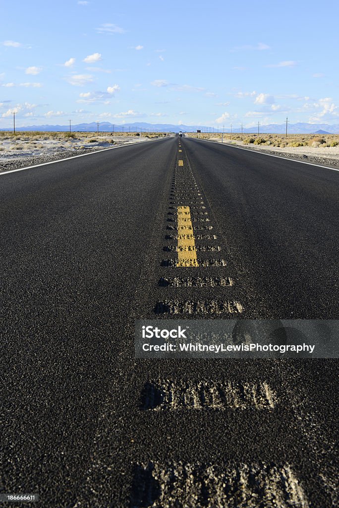 Autoroute dans la vallée de la mort-verticales - Photo de Bande médiane libre de droits