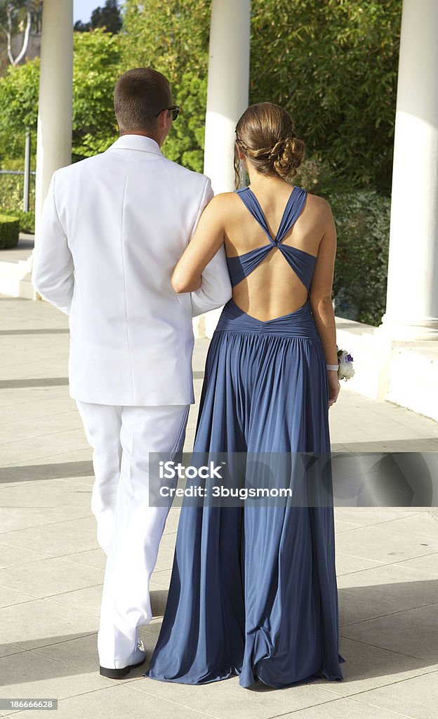 Prom Pareja caminando vista posterior - Foto de stock de Vestido de prom libre de derechos