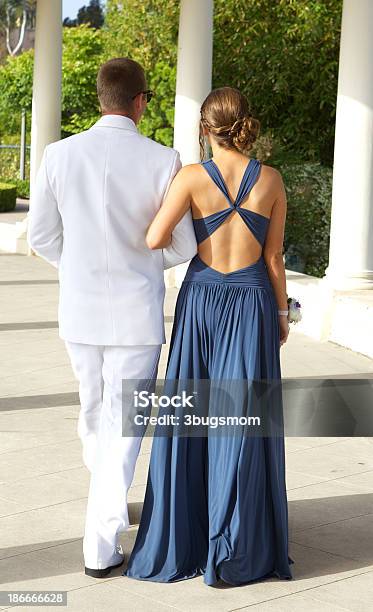 Prom Pareja Caminando Vista Posterior Foto de stock y más banco de imágenes de Vestido de prom - Vestido de prom, Parejas, Partida