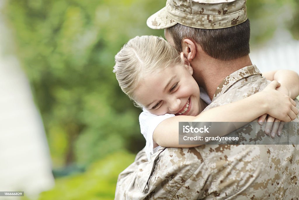 Homem em uniforme militar carregar uma rapariga - Royalty-free Tropa Foto de stock