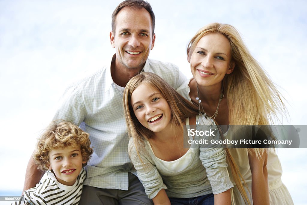 Sono una famiglia felice - Foto stock royalty-free di Abbigliamento casual