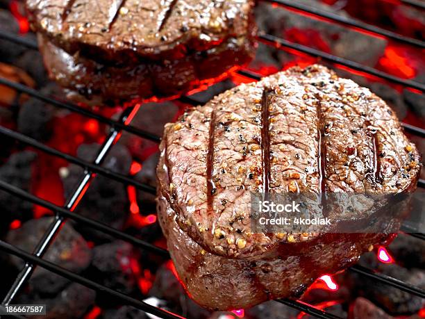 Solomillo Foto de stock y más banco de imágenes de Aire libre - Aire libre, Asado - Alimento cocinado, Bistec