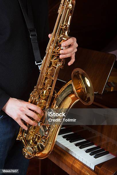 Sax Foto de stock y más banco de imágenes de Músico - Músico, Piano, Saxofón