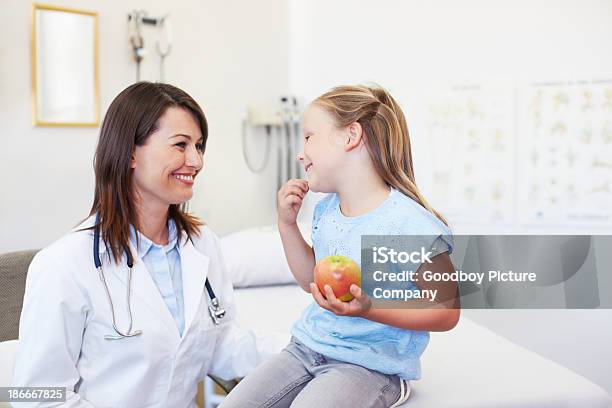 Manter As Crianças Saudáveis - Fotografias de stock e mais imagens de Alimentação Saudável - Alimentação Saudável, Pediatra, 6-7 Anos