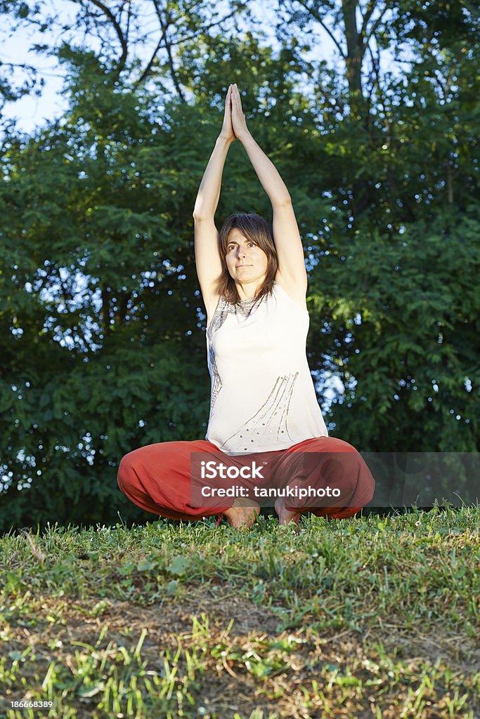 Yoga dans la Nature - Photo de 40-44 ans libre de droits