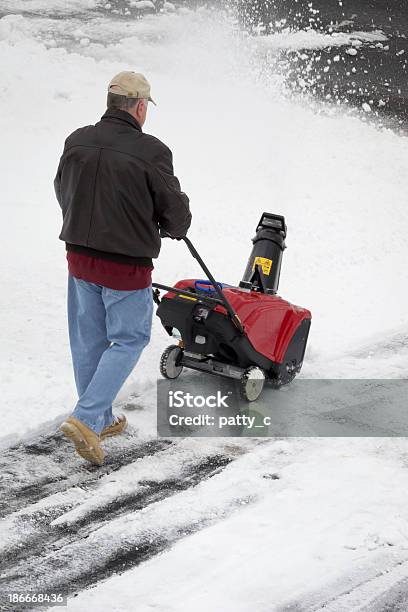 Snowblowing - Winterdienstのストックフォトや画像を多数ご用意 - Winterdienst, シニア世代, ドライブウェイ