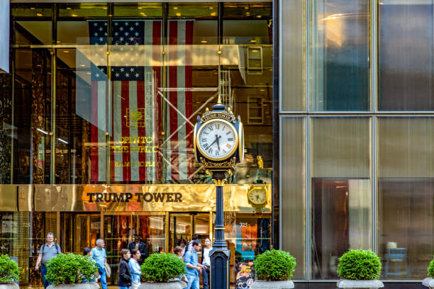 미국 뉴욕; 2023년 5월 31일: 유명한 트럼프 시계, 파사드 앞과 트럼프 타워 접근. - trump tower 뉴스 사진 이미지