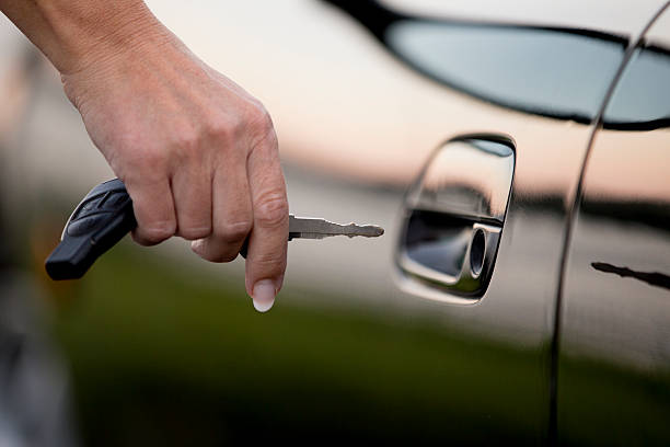 istock Hand with car key unlock car door 186668513