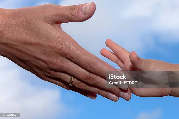 Mamas Hand Stockfoto und mehr Bilder von Abhängigkeit - Abhängigkeit, Alter Erwachsener, Baby