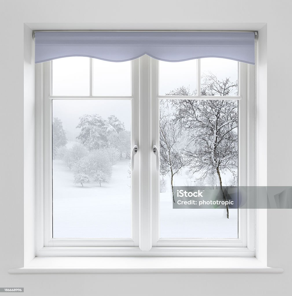 Winter-Blick durch weiße Fenster - Lizenzfrei Fenster Stock-Foto