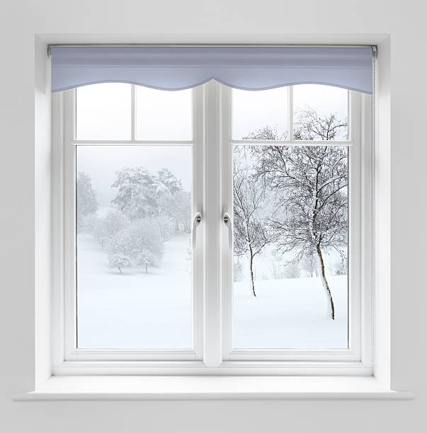 冬のホワイトの窓を通して - wood window ストックフォトと画像