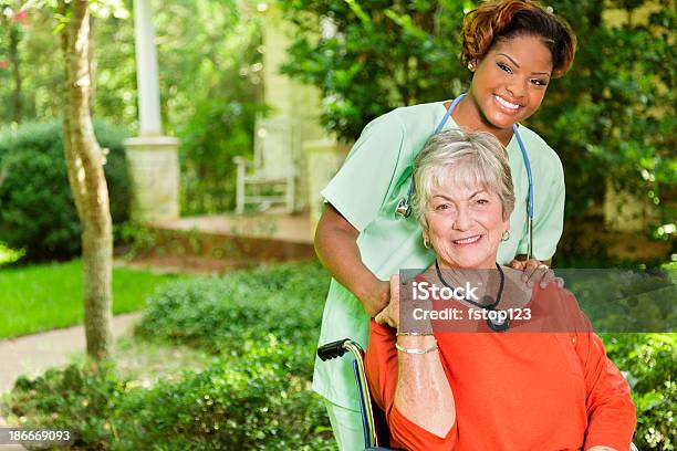 Médicos Feliz Médico Assistente E Paciente Fora De Uma Casa - Fotografias de stock e mais imagens de Edifício residencial