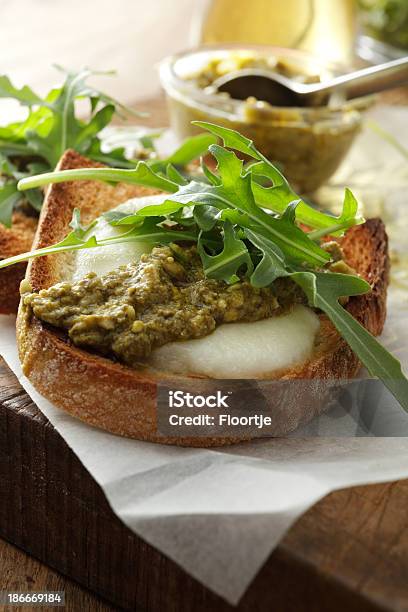 Foto de Italian Imagens Estáticas Bruschetta Com Queijo Mussarela Pesto E Arigula e mais fotos de stock de Bruschetta