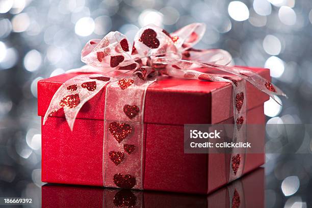 Caja De Regalo Foto de stock y más banco de imágenes de Amor - Sentimiento - Amor - Sentimiento, Brillante, Caja