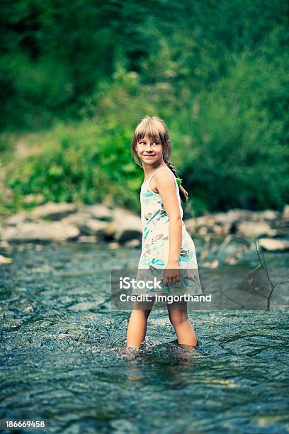 Piccola Ragazza Attraversando Un Fiume - Fotografie stock e altre immagini di Acqua - Acqua, Ambientazione esterna, Attraversare