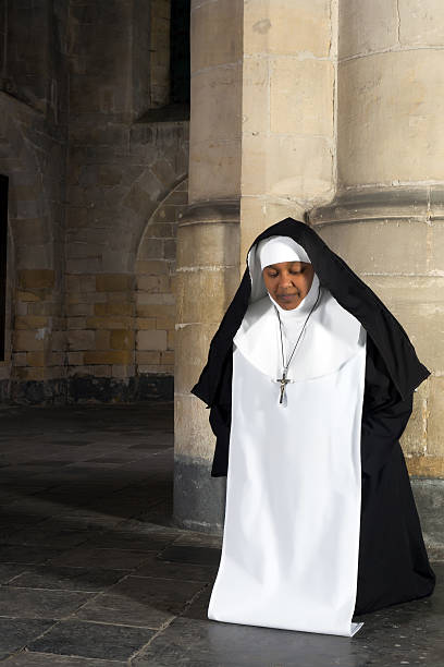 ajoelhar freira - nun habit catholicism women imagens e fotografias de stock