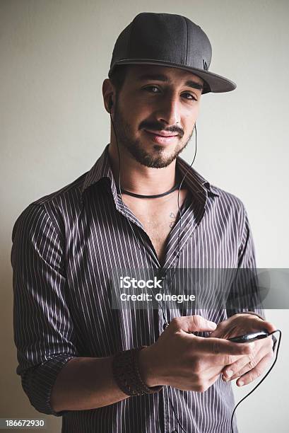 Foto de Jovem Elegante Homem Com Chapéu De Esporte e mais fotos de stock de Adulto - Adulto, Barba, Boné